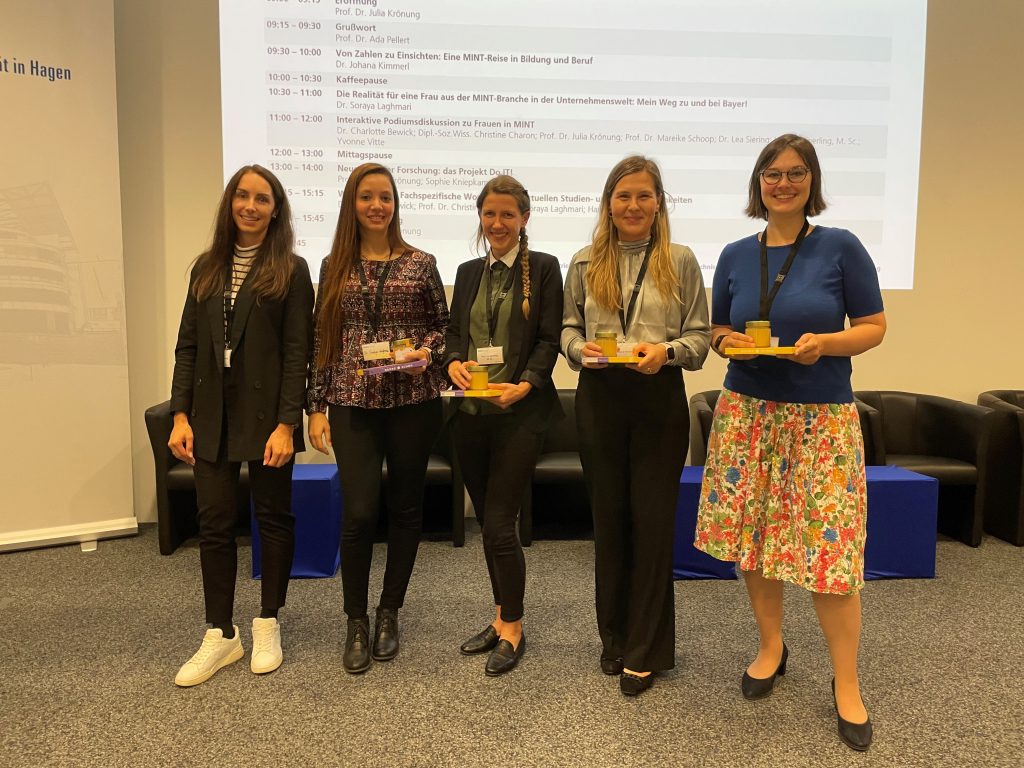 Das Bild zeigt (von links) die Gastgeberin Prof. Dr. J. Krönung und die Referentinnen Dr. Soraya Laghmari, Hannah Sperling, Dr. Johana Kimmerl und Dr. Charlotte Bewick.